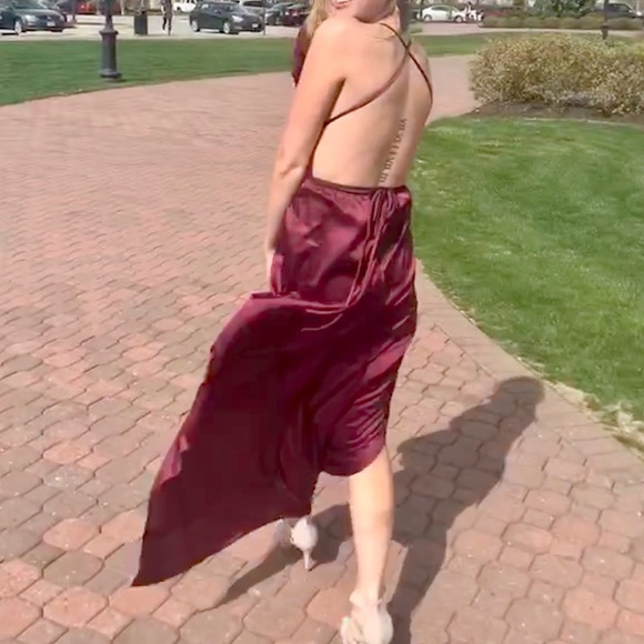 Maroon low cut gown with leg slit and open back - Picture 3 of 3